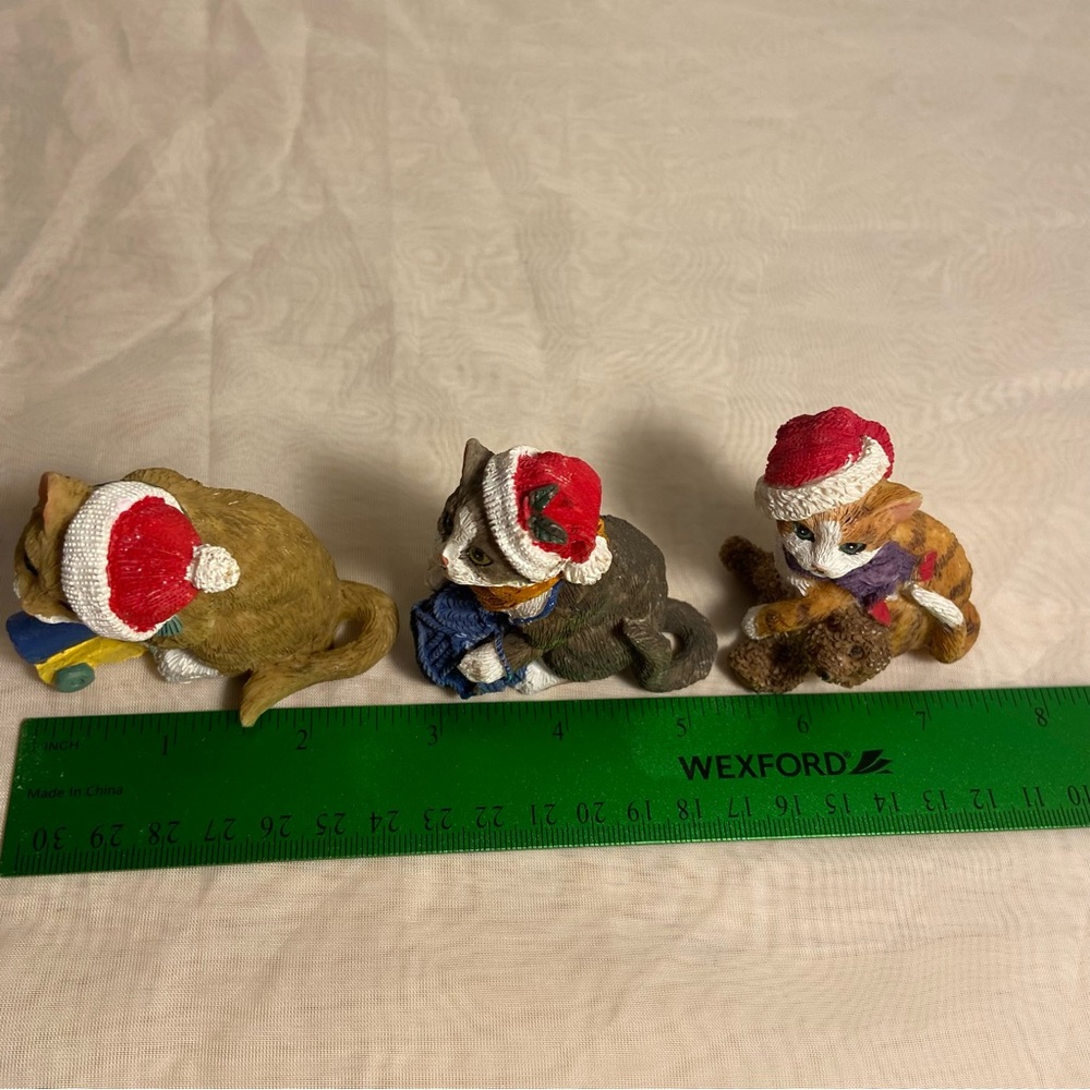Vintage cat figurine lot Holiday Christmas Cats Santa hat 3 kitties Playing 90s - Picture 12 of 16
